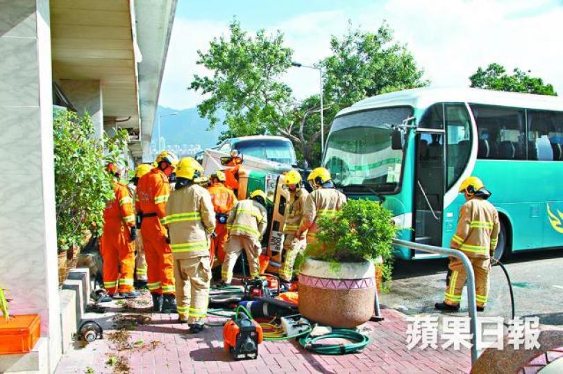 ■旅巴攔腰撞翻貨車,救援人員在場施救。詹家志攝 ■旅巴攔腰撞翻貨車,救援人員在場施救。詹家志攝