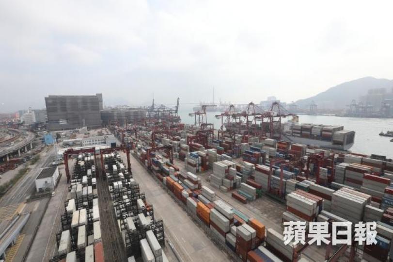 ■黃遠輝表示,土地供應專責小組對重置葵涌貨櫃碼頭及發展碼頭上蓋兩個選項,均持開放態度。資料圖片 ■黃遠輝表示,土地供應專責小組對重置葵涌貨櫃碼頭及發展碼頭上蓋兩個選項,均持開放態度。資料圖片