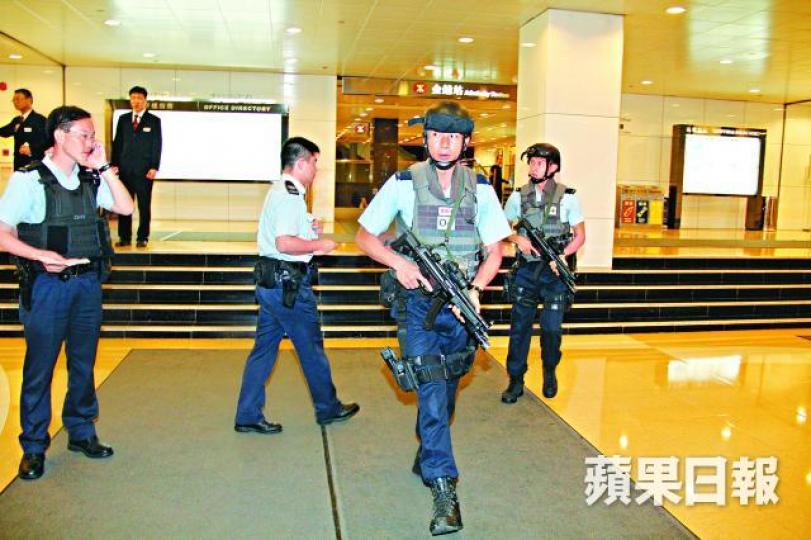 ■反恐特勤隊警員去年持MP5衝鋒槍搜捕懷槍客。 ■反恐特勤隊警員去年持MP5衝鋒槍搜捕懷槍客。