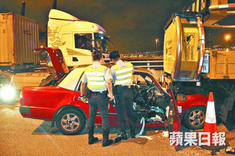 ■的士於青葵公路猛撞箭嘴車,車頭揳入箭嘴車車尾。黎志偉攝■一名女乘客在車禍中受重傷。■意外後車內雜物四散佈滿血迹,前座乘客位被衝前女乘客撞低。 ■的士於青葵公路猛撞箭嘴車,車頭揳入箭嘴車車尾。黎志偉攝■一名女乘客在車禍中受重傷。■意外後車內雜物四散佈滿血迹,前座乘客位被衝前女乘客撞低。