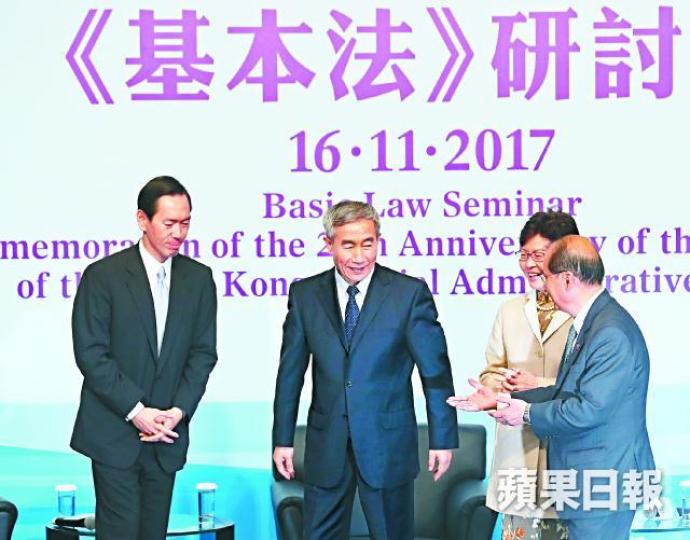 ■李飛(左二)昨出席《基本法》研討會,獲特首林鄭月娥及政務司長張建宗接待。謝榮耀攝 ■李飛(左二)昨出席《基本法》研討會,獲特首林鄭月娥及政務司長張建宗接待。謝榮耀攝