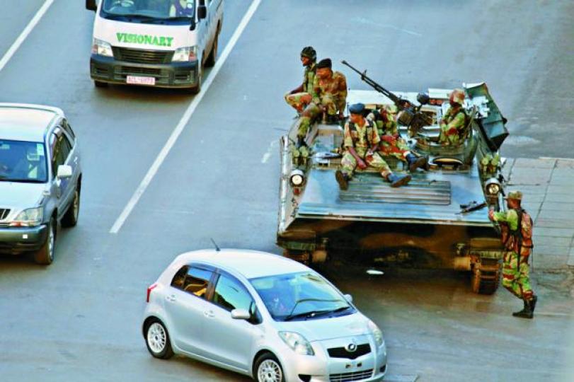■軍方裝甲車繼續在首都哈拉雷總統府外把守。美聯社 ■軍方裝甲車繼續在首都哈拉雷總統府外把守。美聯社