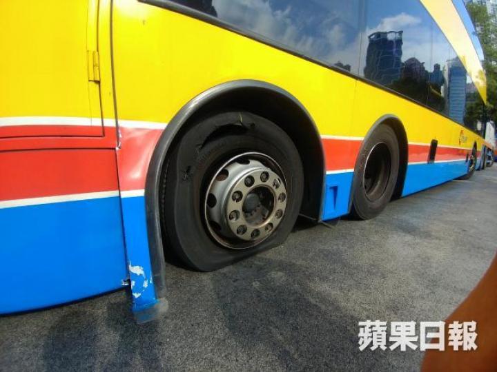 ■涉事城巴的右尾轆爆胎,車身損毀。 ■涉事城巴的右尾轆爆胎,車身損毀。