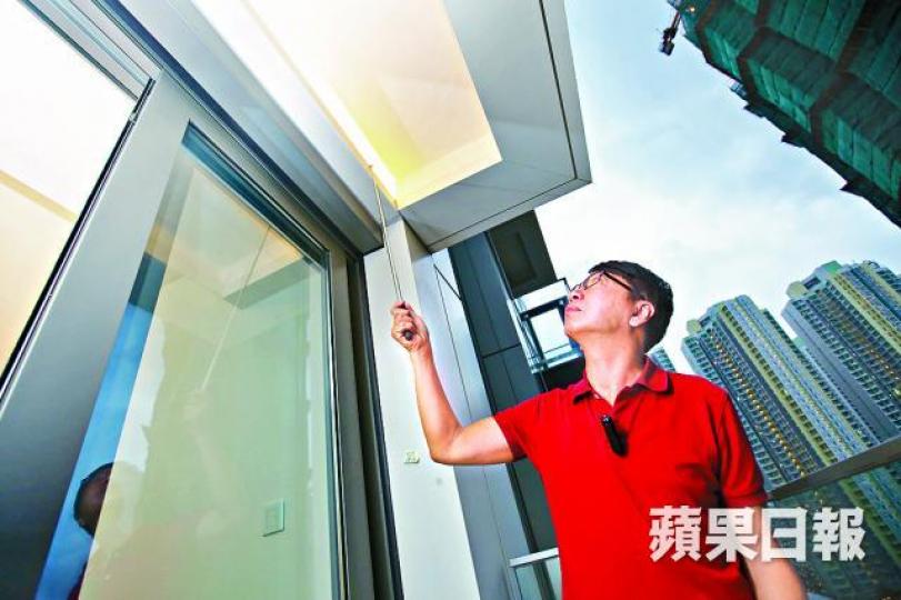 ■詹sir表示,露台燈槽內藏凹位,若飛蟻撲燈,槽內容易積聚死蟻。黃耀興攝■露台相連趟門的門柄橫置,拉開後容易撞門框。■浴缸生口位可隨意打開,詹sir建議唧膠封死防漏水。■驗樓單位油漆批盪手工佳。 ■詹sir表示,露台燈槽內藏凹位,若飛蟻撲燈,槽內容易積聚死蟻。黃耀興攝■露台相連趟門的門柄橫置,拉開後容易撞門框。■浴缸生口位可隨意打開,詹sir建議唧膠封死防漏水。■驗樓單位油漆批盪手工佳。
