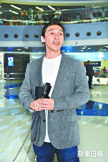 ■黃又南昨晚心情大靚出席慈善晚會,未有受投訴事件影響。■黃又南日前載金啡髮女子(右圖)到旺角睇騷,因停車問題叉腰與人理論時。讀者提供圖片■黃又南(右)表示想做好Shine演唱會,暫時未考慮追Sarah。資料圖片 ■黃又南昨晚心情大靚出席慈善晚會,未有受投訴事件影響。■黃又南日前載金啡髮女子(右圖)到旺角睇騷,因停車問題叉腰與人理論時。讀者提供圖片■黃又南(右)表示想做好Shine演唱會,暫時未考慮追Sarah。資料圖片