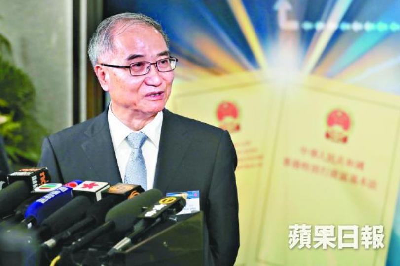 ■饒戈平昨出席一個研討會時,稱20條應為人大常委會向特區追加授權。■林鄭(中)今將和廣東省省長馬興瑞簽署一地兩檢安排;圖為林鄭七月參觀高鐵。 ■饒戈平昨出席一個研討會時,稱20條應為人大常委會向特區追加授權。■林鄭(中)今將和廣東省省長馬興瑞簽署一地兩檢安排;圖為林鄭七月參觀高鐵。