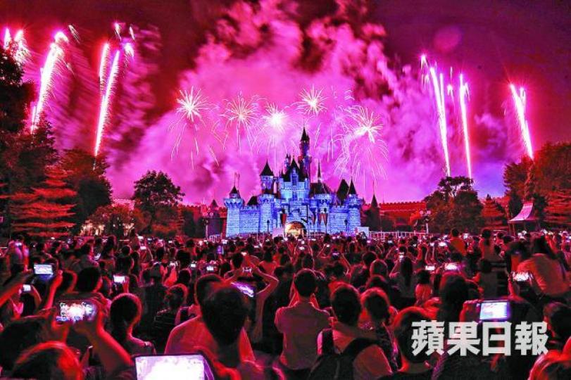 ■迪士尼樂園將於明年1月2日停煙花騷。資料圖片 ■迪士尼樂園將於明年1月2日停煙花騷。資料圖片