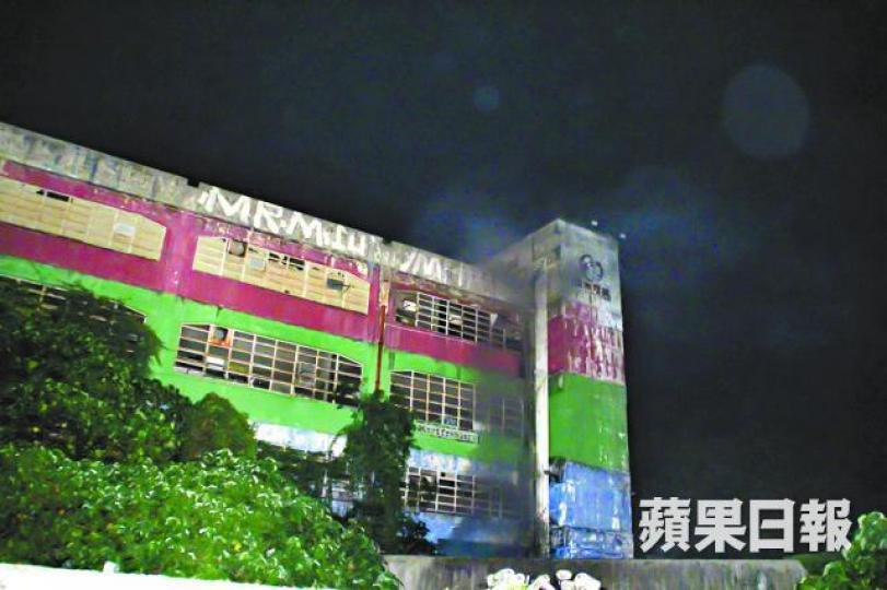 ■片廠現場曾引爆疑似爆炸品,冒出黑煙。 ■片廠現場曾引爆疑似爆炸品,冒出黑煙。