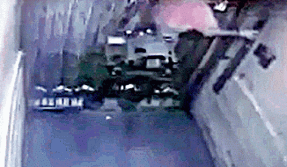 ■工人被彈起的唧車向上拋,夾在電梯閘與唧車之間。 ■工人被彈起的唧車向上拋,夾在電梯閘與唧車之間。