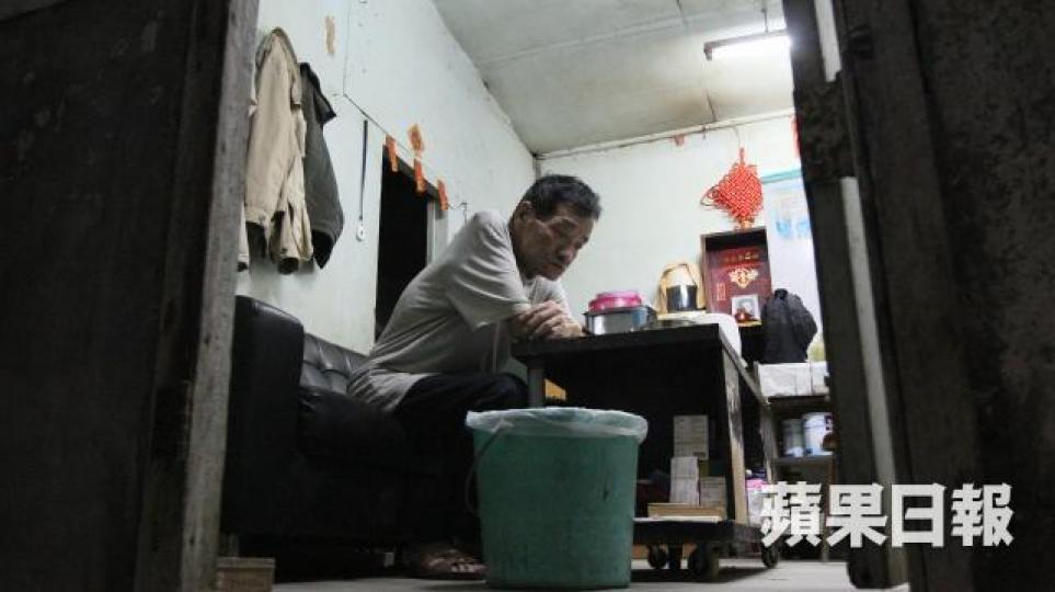 ■64歲獨居的安叔家徒四壁,為慳電費家中經上烏燈黑火,記者到來採訪才開燈。張軍攝 ■64歲獨居的安叔家徒四壁,為慳電費家中經上烏燈黑火,記者到來採訪才開燈。張軍攝