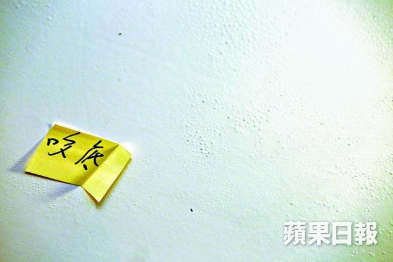 ■主人房天花板出現「咬底」現象。
■主人房天花板出現「咬底」現象。