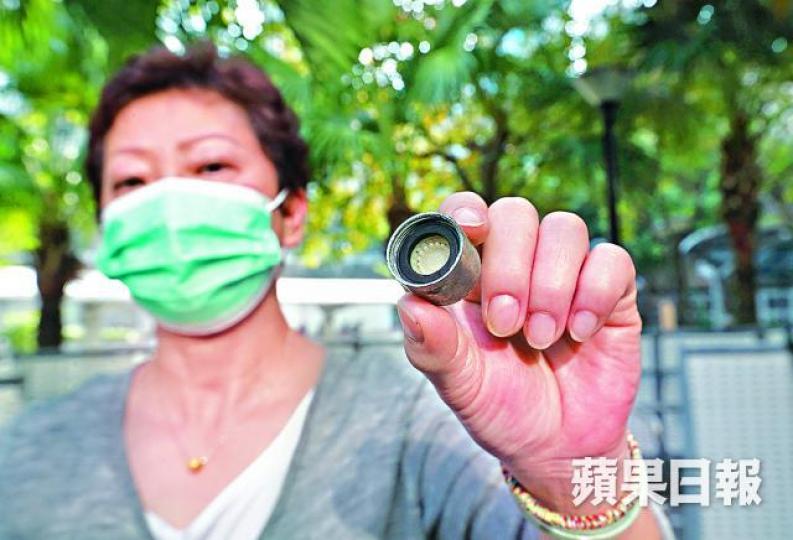■愛東邨居民于女士展示受污染的水喉部件。 ■愛東邨居民于女士展示受污染的水喉部件。