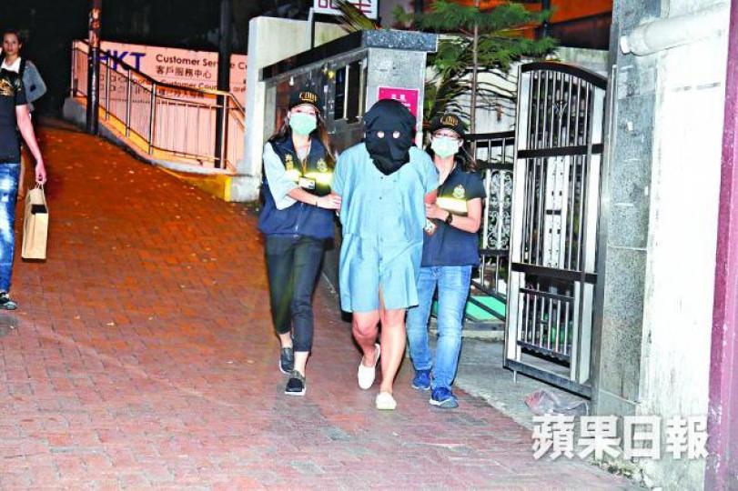 ■疑是毒品接頭人的外傭前晚被海關人員拘捕。 ■疑是毒品接頭人的外傭前晚被海關人員拘捕。