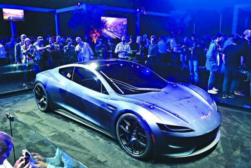 ■Tesla昨公佈推出新開篷跑車Roadster Sports Model,續航力達997公里。■電動貨車Tesla Semi馬力逾1,000匹,但駕駛只有單座位。路透社 ■Tesla昨公佈推出新開篷跑車Roadster Sports Model,續航力達997公里。■電動貨車Tesla Semi馬力逾1,000匹,但駕駛只有單座位。路透社