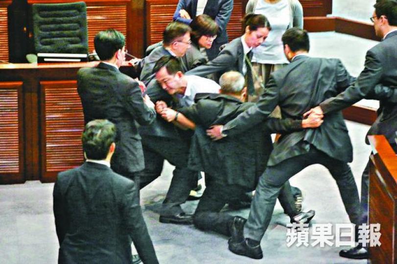 ■謝偉俊昨與朱凱廸發生衝突,由保安阻隔。
■謝偉俊昨與朱凱廸發生衝突,由保安阻隔。
