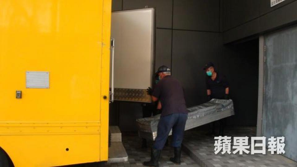 ■猝逝的兩歲男童屍體由仵工移送殮房。
■猝逝的兩歲男童屍體由仵工移送殮房。