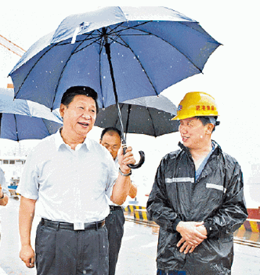 ■新華社昨發佈習2013年冒雨考察照。 ■新華社昨發佈習2013年冒雨考察照。