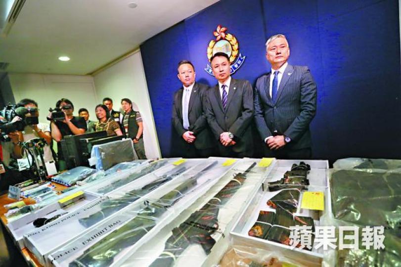 ■警方曾舉行記者會展示大批槍械,事後證實全為玩具槍。 ■警方曾舉行記者會展示大批槍械,事後證實全為玩具槍。