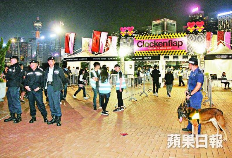 ■警方在音樂會首天已出動警犬隊等到場戒備。 ■警方在音樂會首天已出動警犬隊等到場戒備。