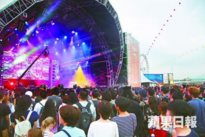 ■Clockenflap今年有逾百個國際及本地音樂表演單位參加,吸引不少樂迷入場。林嘉銘攝 ■Clockenflap今年有逾百個國際及本地音樂表演單位參加,吸引不少樂迷入場。林嘉銘攝