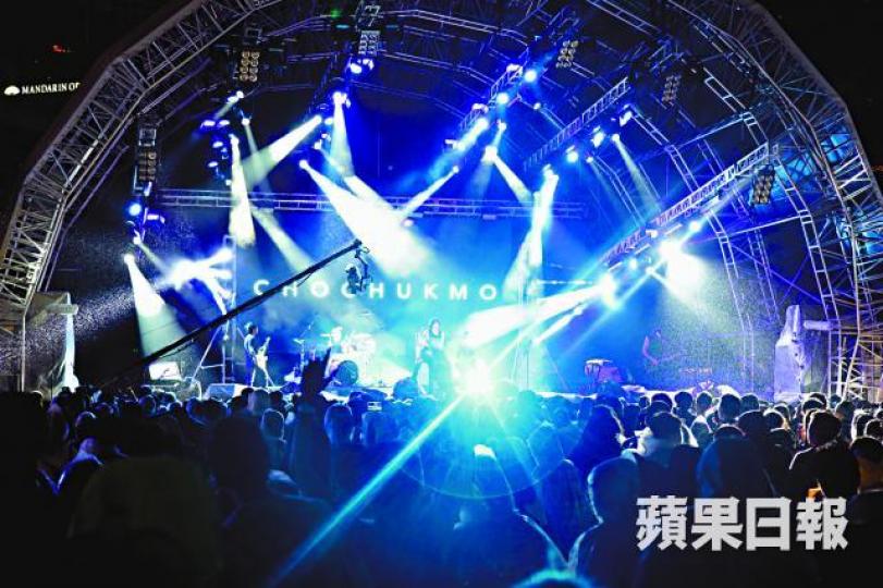 ■Clockenflap今年有逾百個國際及本地音樂表演單位參加,圖為本地樂隊觸執毛昨晚表演。林嘉銘攝■林小姐網購的Clockenflap門票,上面印有疑似是外國人的名字。 ■Clockenflap今年有逾百個國際及本地音樂表演單位參加,圖為本地樂隊觸執毛昨晚表演。林嘉銘攝■林小姐網購的Clockenflap門票,上面印有疑似是外國人的名字。
