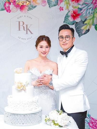■林燕玲難得性感,穿上白色低胸婚紗與葉浩文進行切餅儀式。■林燕玲與黃婉曼相識於無綫主播年代,笑言婚後要向對方取生仔經。互聯網圖片■駱文捷(右)為林燕玲婚禮擔任司儀。互聯網圖片■昔日同事駱文捷(左)、蔡雪瑩到賀,蔡雪瑩更帶囝囝到場。互聯網圖片■(右起)鄭紹康與利嘉兒夫婦前來賀好友結婚。互聯網圖片■林燕玲現職麗新集團傳訊部副總裁,老闆林建岳特地抽空賀她。 ■林燕玲難得性感,穿上白色低胸婚紗與葉浩文進行切餅儀式。■林燕玲與黃婉曼相識於無綫主播年代,笑言婚後要向對方取生仔經。互聯網圖片■駱文捷(右)為林燕玲婚禮擔任司儀。互聯網圖片■昔日同事駱文捷(左)、蔡雪瑩到賀,蔡雪瑩更帶囝囝到場。互聯網圖片■(右起)鄭紹康與利嘉兒夫婦前來賀好友結婚。互聯網圖片■林燕玲現職麗新集團傳訊部副總裁,老闆林建岳特地抽空賀她。