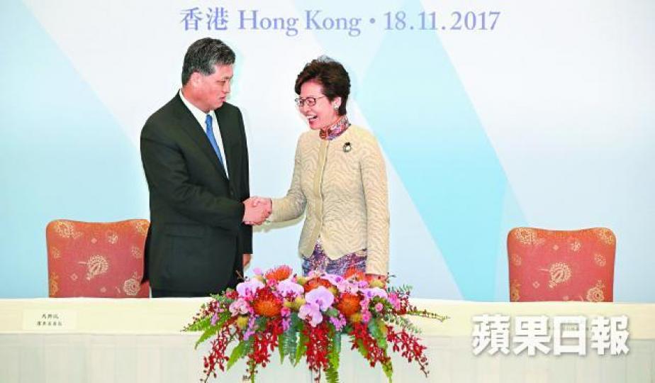 ■林鄭月娥昨與廣東省長馬興瑞簽署一地兩檢合作安排協議後握手,笑得合不攏嘴。謝榮耀攝 ■林鄭月娥昨與廣東省長馬興瑞簽署一地兩檢合作安排協議後握手,笑得合不攏嘴。謝榮耀攝