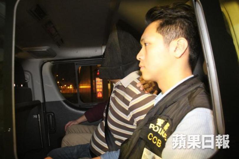 ■警方在機場拘捕一名涉案台灣男子。 ■警方在機場拘捕一名涉案台灣男子。