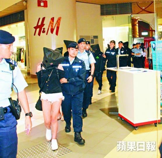 ■警方以涉嫌販毒拘捕8男3女。鄭文輝攝
■警方以涉嫌販毒拘捕8男3女。鄭文輝攝