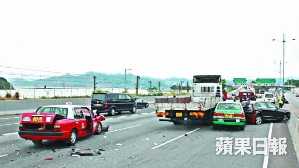 ■涉事新界的士被夾在平治及貨車中間,死者所駕的士則停在旁邊。■死者所駕駛的士車頭嚴重損毀。張培生攝■死者一名女親友到醫院了解情況。■死亡的士司機屍體被移送殮房。 ■涉事新界的士被夾在平治及貨車中間,死者所駕的士則停在旁邊。■死者所駕駛的士車頭嚴重損毀。張培生攝■死者一名女親友到醫院了解情況。■死亡的士司機屍體被移送殮房。