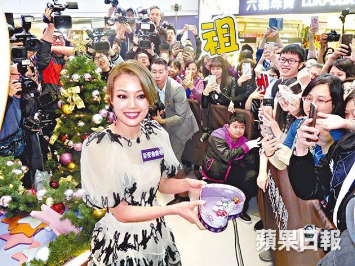 ■容祖兒昨出席聖誕活動向觀眾派朱古力。
■容祖兒昨出席聖誕活動向觀眾派朱古力。