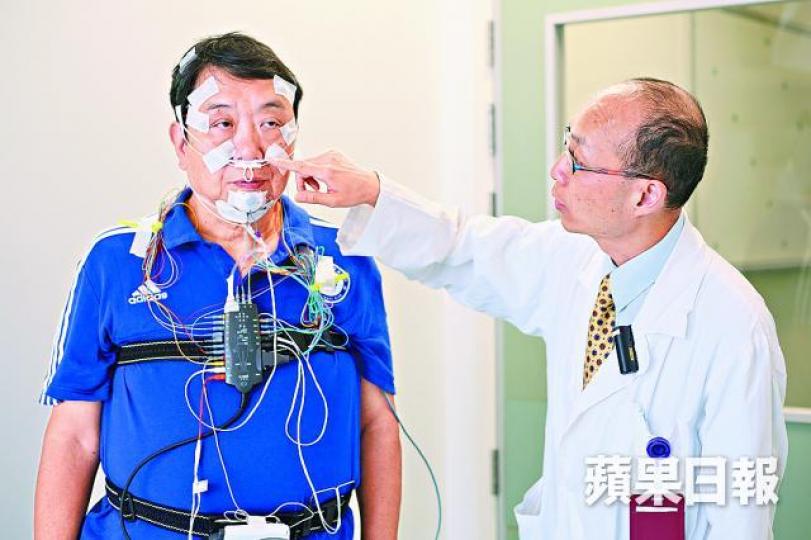 ■患者王先生鼻鼾聲已減輕;右為周志佳醫生。 ■患者王先生鼻鼾聲已減輕;右為周志佳醫生。