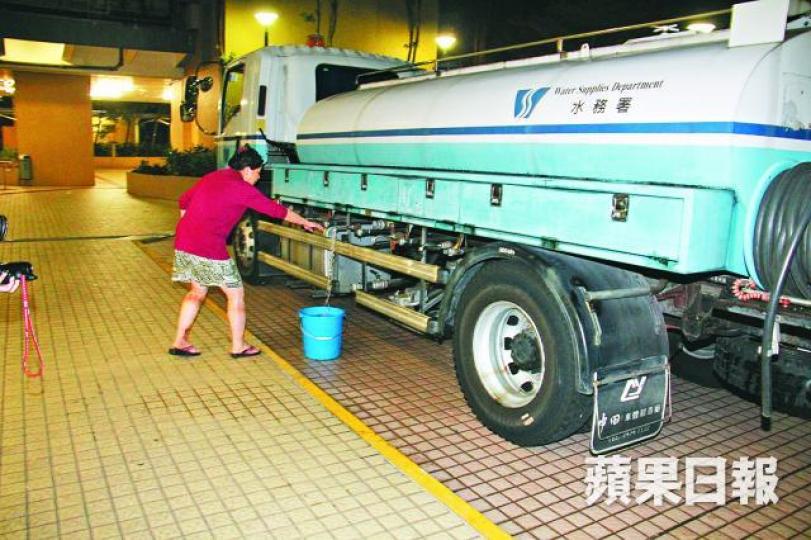 ■水務署昨晚派出水車為葵涌邨居民提供食水。 ■水務署昨晚派出水車為葵涌邨居民提供食水。