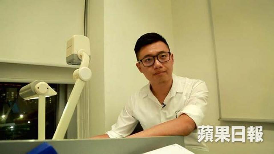 翁Sir為學生特製筆記,封面是彼此的合照。
翁Sir為學生特製筆記,封面是彼此的合照。