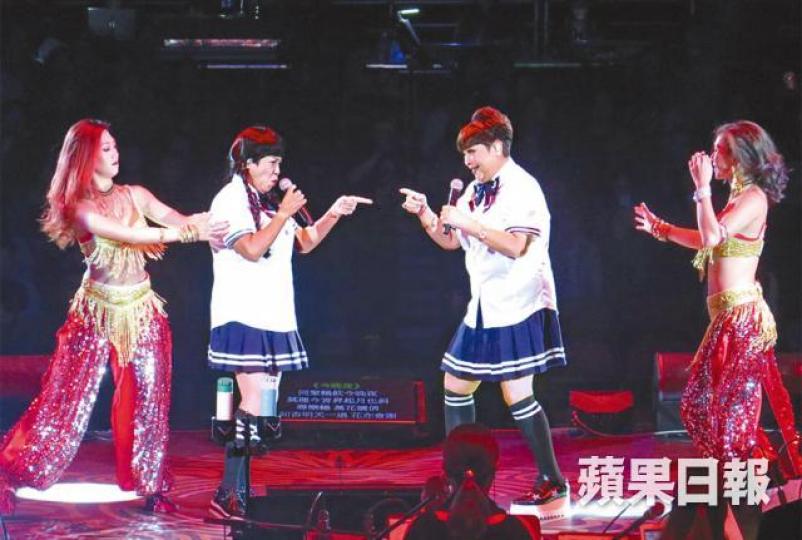 ■肥媽(右)和黑妹前晚以學生水手裝造型登場,大講有味笑話。■觀眾派利是,肥媽即刻攝入胸口。■銀幕播出黑妹(右)的舊照,當時她已上圍豐滿。■羅敏莊(左)的囡囡陳禛表演跳舞,大膽無怯場。 ■肥媽(右)和黑妹前晚以學生水手裝造型登場,大講有味笑話。■觀眾派利是,肥媽即刻攝入胸口。■銀幕播出黑妹(右)的舊照,當時她已上圍豐滿。■羅敏莊(左)的囡囡陳禛表演跳舞,大膽無怯場。