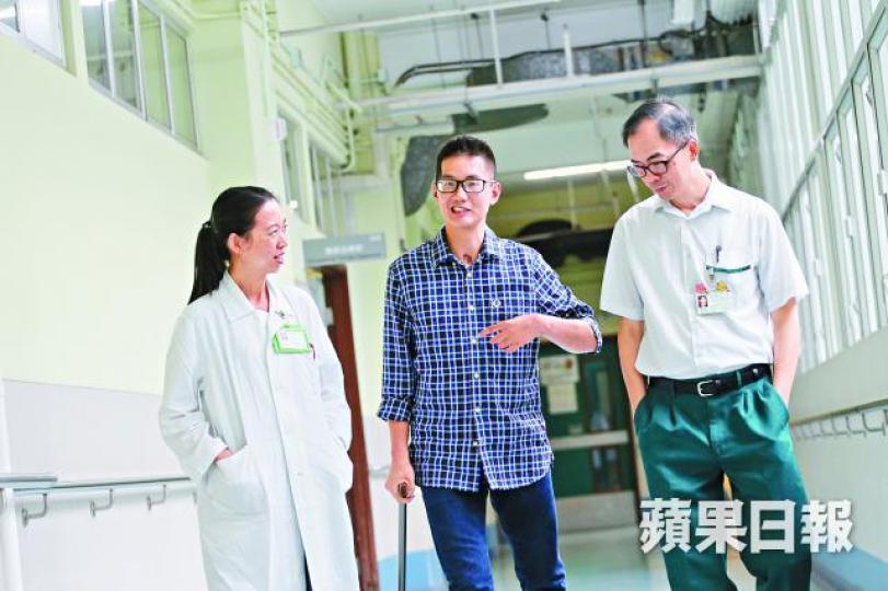 ■高梓傑(中)從植物人狀態蘇醒後復原狀況良好,治療師鄭敏慧(左)和鄭國華(右)都感欣慰。 陳善南攝 ■高梓傑(中)從植物人狀態蘇醒後復原狀況良好,治療師鄭敏慧(左)和鄭國華(右)都感欣慰。 陳善南攝