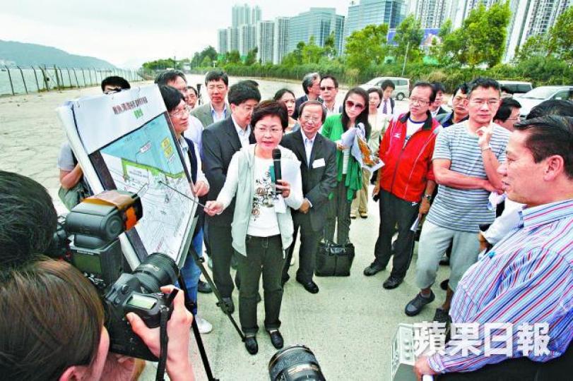 ■林鄭2009年曾親自到鰂魚涌海裕街海濱巡視。 ■林鄭2009年曾親自到鰂魚涌海裕街海濱巡視。