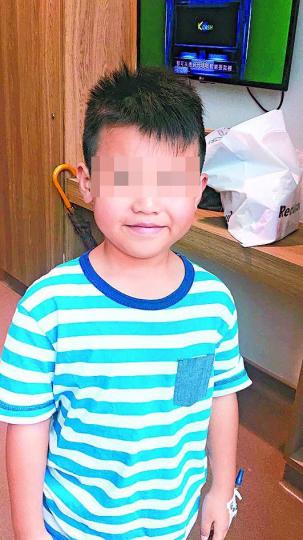 ■軒仔出院後展露笑容。■軒仔獲醫護人員送上慰問卡。 ■軒仔出院後展露笑容。■軒仔獲醫護人員送上慰問卡。