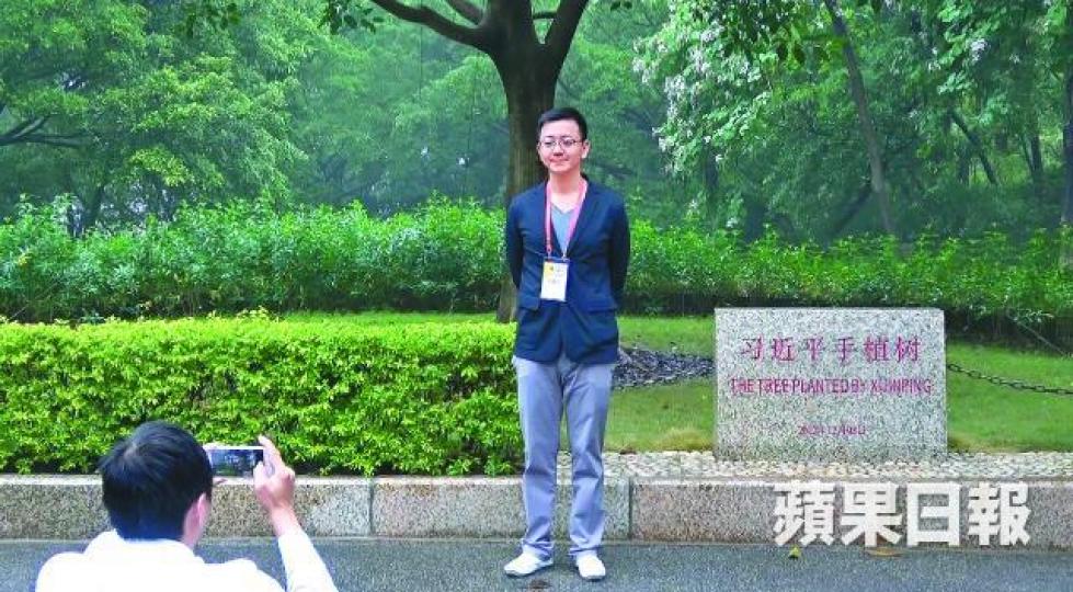 ■馮英倫獲同行參加者提醒後,站在習近平2012年南下深圳時種植的榕樹旁拍照。《蘋果》記者攝 ■馮英倫獲同行參加者提醒後,站在習近平2012年南下深圳時種植的榕樹旁拍照。《蘋果》記者攝