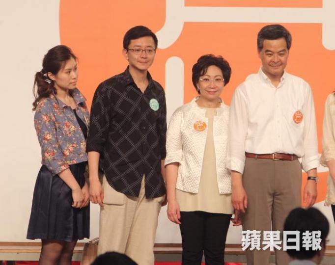 ■馮英倫(左二)為前特首梁振英(右)的愛將。資料圖片 ■馮英倫(左二)為前特首梁振英(右)的愛將。資料圖片