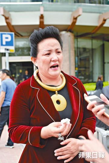 ■Boe媽日前在傲雲峰門前爆料指向Cindy出律師信,聲稱要追樓追錢。■Cindy是彤叔身邊紅人,11年她被拍到陪彤叔中環巡舖。■神隱多年的Cindy去年被拍到湊小女孩返學。資料圖片■99年Boe媽(右)申請姪女Cindy由內地來港。■Boe媽早前生日獲長子(左二)和陳山聰(右二)陪切蛋糕。 ■Boe媽日前在傲雲峰門前爆料指向Cindy出律師信,聲稱要追樓追錢。■Cindy是彤叔身邊紅人,11年她被拍到陪彤叔中環巡舖。■神隱多年的Cindy去年被拍到湊小女孩返學。資料圖片■99年Boe媽(右)申請姪女Cindy由內地來港。■Boe媽早前生日獲長子(左二)和陳山聰(右二)陪切蛋糕。