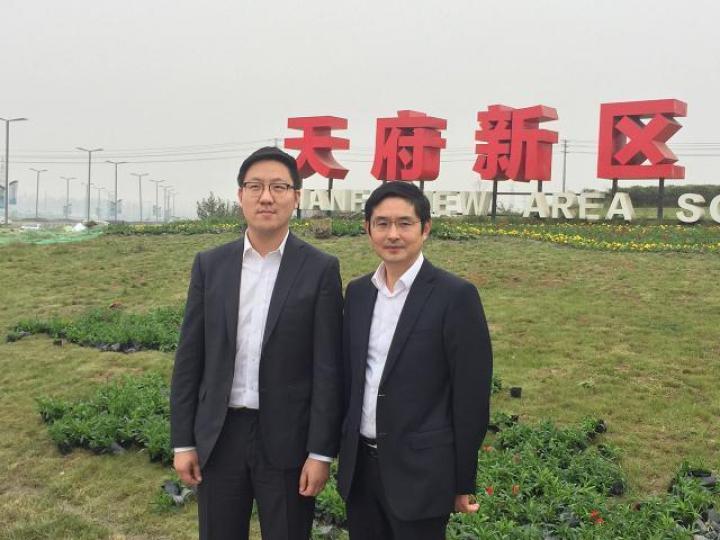 ■中國建築旗下中建國際投資(四川)董事長趙凱(左)。
■中國建築旗下中建國際投資(四川)董事長趙凱(左)。