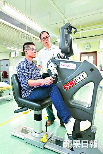 ■健身單車訓練有助梓傑增強下肢力量。 ■健身單車訓練有助梓傑增強下肢力量。