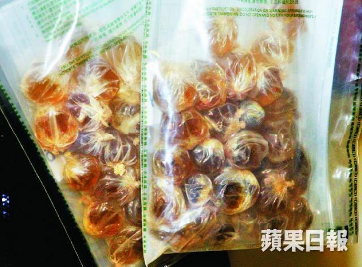 ■每袋可卡因呈球狀,用安全套包住防滲。 ■每袋可卡因呈球狀,用安全套包住防滲。
