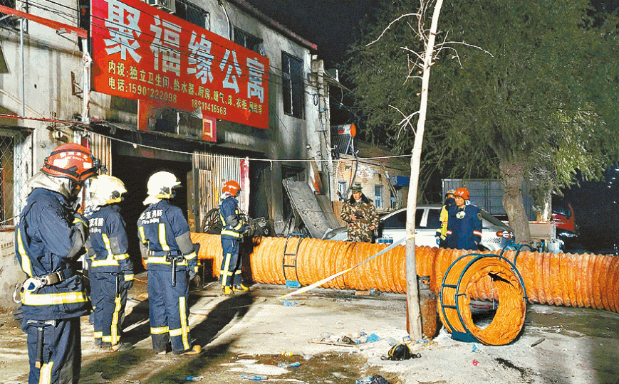 ■聚福緣公寓劏房起火,造成嚴重傷亡。■居民拍到公寓發生大火時情況。■救援人員為傷者進行急救。 ■聚福緣公寓劏房起火,造成嚴重傷亡。■居民拍到公寓發生大火時情況。■救援人員為傷者進行急救。