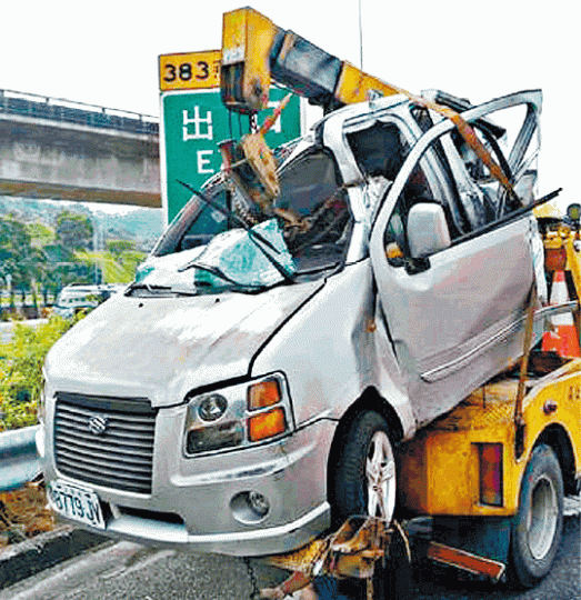 ■私家車被旅遊巴撞至扭曲變形。 ■私家車被旅遊巴撞至扭曲變形。