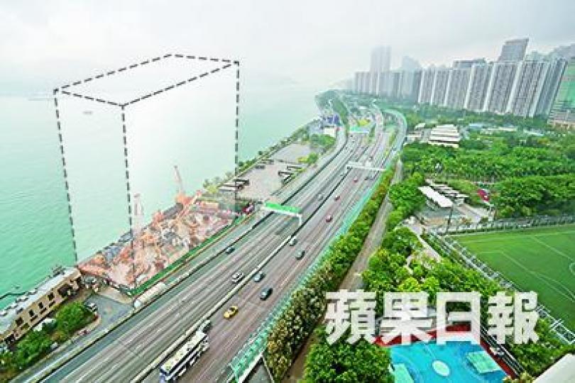 ■鰂魚涌海濱公園旁正興建25層工廈(虛線示),勢影響海濱發展。謝榮耀攝■要由行人板道駁回鰂魚涌海濱長廊,僅有一條僅一米闊的行人路供行走。朱永倫攝 ■鰂魚涌海濱公園旁正興建25層工廈(虛線示),勢影響海濱發展。謝榮耀攝■要由行人板道駁回鰂魚涌海濱長廊,僅有一條僅一米闊的行人路供行走。朱永倫攝