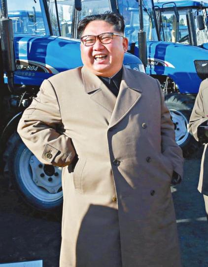 ■金正恩上周巡視拖拉機工廠,被指再度增磅,傳有隱疾。 ■金正恩上周巡視拖拉機工廠,被指再度增磅,傳有隱疾。