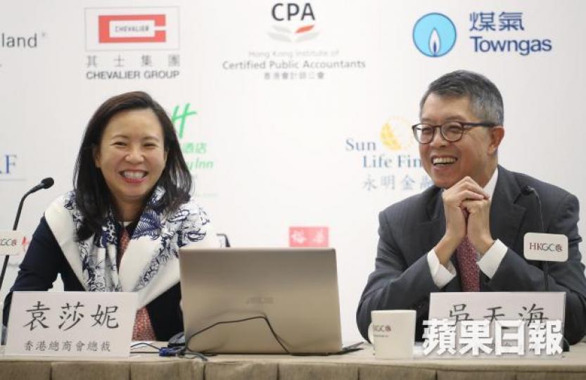 ■香港總商會主席吳天海及總裁袁莎妮指,市民可於11月29日,免費乘搭電車及兩條渡輪航線。 ■香港總商會主席吳天海及總裁袁莎妮指,市民可於11月29日,免費乘搭電車及兩條渡輪航線。
