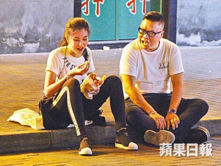 ■冬蔭妹睇中頭飾,胡慧沖即取出大叠紙幣,似是幫忙付錢。
■冬蔭妹睇中頭飾,胡慧沖即取出大叠紙幣,似是幫忙付錢。